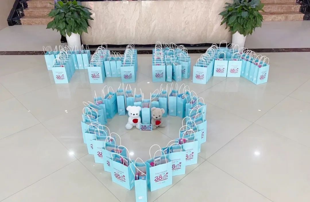 知禮儀 塑形象 打造職業(yè)女性新標(biāo)桿